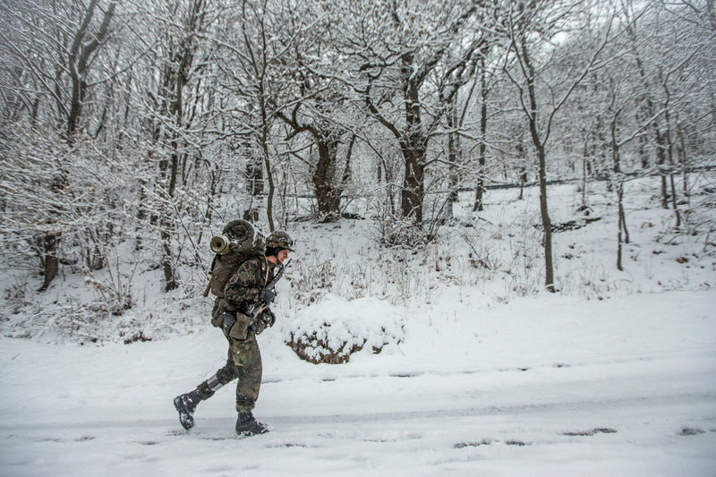 Foto eines Militaristen beim Marschieren im Winter